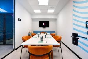 Sala riunioni di CX con tavolo e monitor
