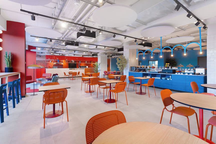 Sala ristorazione di CX con tavoli e bancone
